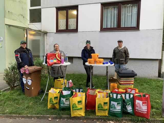Waren in Sachen Müllberatung im Einsatz (v.l.n.r.): Dominik Tischlinger (SBS), Isabella Oberkanins (WiD Steyr), Katharina Freiberger (SBS) und Alexander Koller (WiD Steyr).
 | Foto: Stadtbetriebe Steyr