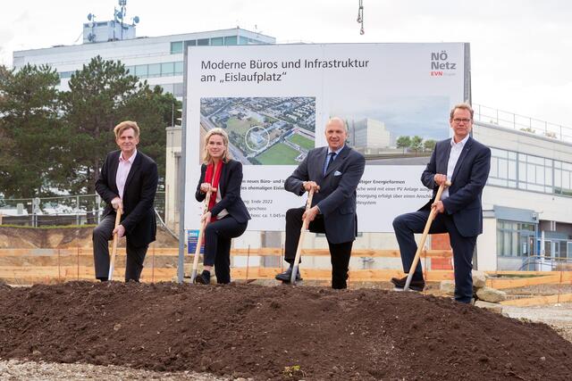 Beim Spatenstich für das neue EVN- Büro- und Infrastrukturgebäude: EVN Vorstandsdirektor Franz Mittermayer, Maria Enzersdorfs Vizebürgermeisterin Michaela Haidvogel, Mödlings Bezirkshauptmann Philipp Enzinger und EVN Vorstandssprecher Stefan Szyszkowitz.