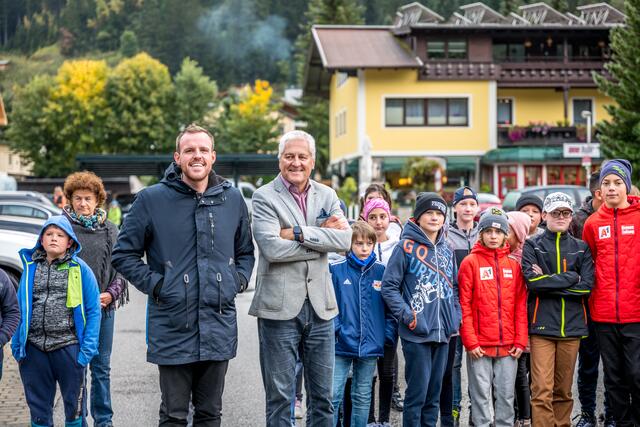 Das Projekt „Elternhaltestelle“ bringt mehr Sicherheit am Schulweg in Bad Gastein, was Bürgermeister Gerhard Steinbauer und die Lehrerinnen sehr erfreut. | Foto: Ronny Katsch