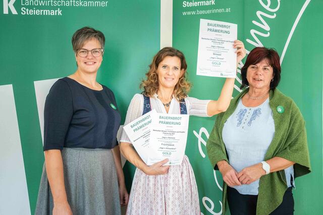 Christine Neuhold Mitte mit ihren Gratulantinnen Landesbäuerin Viktoria Brandner (l.) und Verkostungschefin Eva Lipp (r.)
Der Bezirk Leibnitz erzielte nämlich mit der Jaga’s Steirerei zwei Goldene und mit Doris Strohrigl-Stoißer ebenfalls eine Goldene.