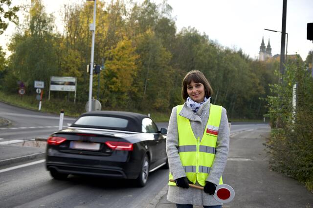 Karin Haider ist Woche für Woche für die Schüler der Pöstlingbergschule im Einsatz. Als Elternlotsin leitet sie die Kinder sicher über den Fußgängerübergang auf der Hohen Straße. | Foto: Baumgartner/BRS
