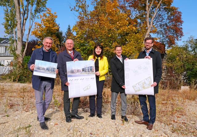 In der Quellenstraße wird in den nächsten Jahren spannend und nachhaltig gebaut werden. Silvia Drechsler, Hans Stefan Hintner, Werner Deringer, Martin Nikisch und Gerd Pichler (v.l.) beim Lokalaugenschein für die neuen Stadtvillen.