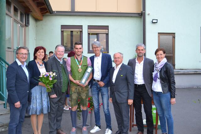 Christoph Greiner (4.v.l.) war Mettersdorfs Goldjunge bei den "EuroSkills".