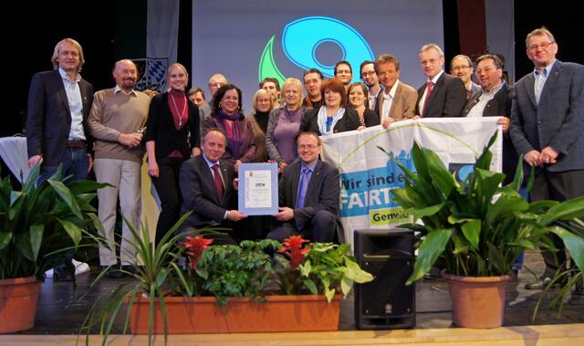 2012 feierte Braunau am Inn die Ernennung zur FAIRTRADE-Stadt. Mit der Urkunde: Arbeitskreisleiter Harry Buchmayr (li.) und Bürgermeister Johannes Waidbacher. | Foto: Stadtamt Braunau