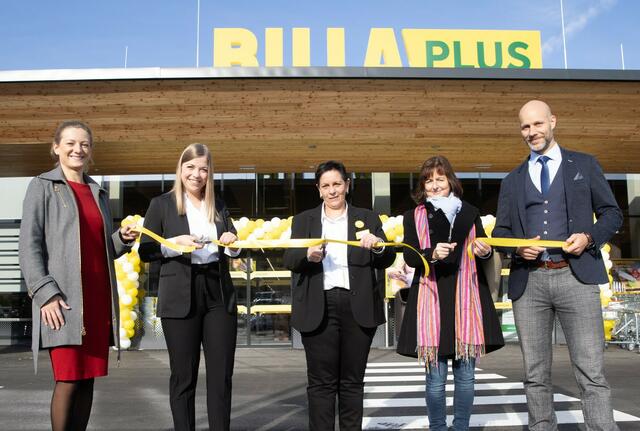 Freuen sich über die Neueröffnung von Billa Plus in Mürzzuschlag: Grace Schober (Billa Vertriebsleiterin), Claudia Gruber (Billa Vertriebsmanagerin), Margit Hönigl (Billa Plus Marktmanagerin in Mürzzuschlag), Ursula Haghofer (Vizebürgermeisterin) und Peter Gschiel (Billa Vertriebsdirektor). | Foto: BILLA/Scheriau