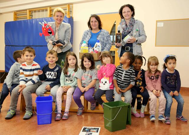 SR Sandra Wassermann, Abfallberaterin Manuela Hochmaier, Kindergartenleiterin Rosalia Kummer-Pasterk und die Kinder vom Kindergarten Mohorjeva Hermagoras. | Foto: StadtKommunikation/Hannes Krainz
