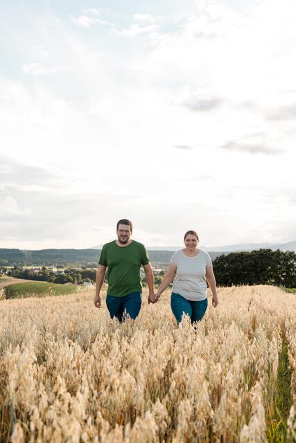 Birgit und Stefan Koch gehen Hand in Hand den Weg der Biolandwirtschaft.  | Foto: Katja Koller