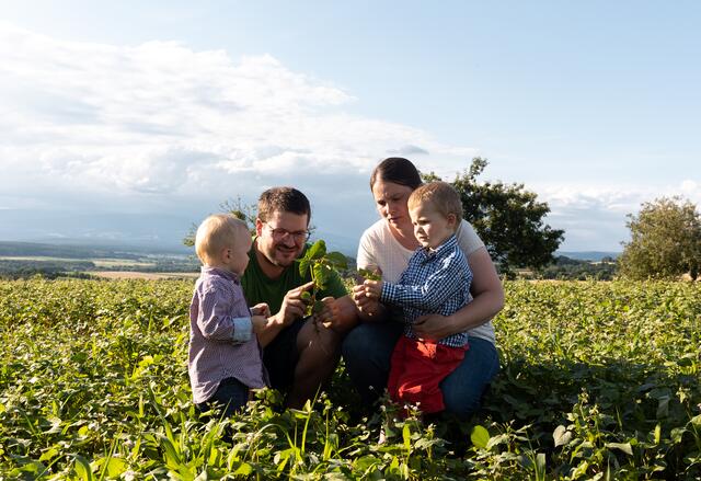 Die Biohof-Koch-Familie Birgit und Stefan Koch mit den Kindern Simon und Andreas produzieren ihre Produkte im Einklang mit der Natur. | Foto: Katja Koller