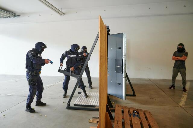 Beamte der SIG simulieren die gewaltsame Öffnung einer Wohnung und die anschließende Festnahme eines Täters. | Foto: BMI/Schober