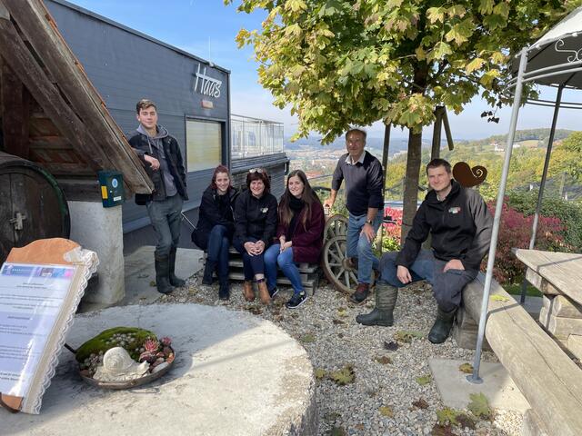 Christoph, Kathrin, Roswitha, Daniela, Karl und Bernhard Haas (v.l.) nehmen sich auch an einem arbeitsintensiven Tag Zeit für eine Plausch mit den Besuchern am Hof in Poppendorf.