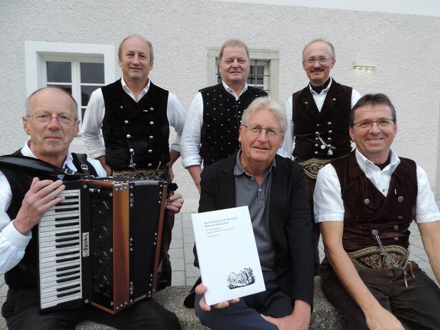 Die Präsentation des neuen Buchs „Die Zeitung war der Oberjäger. Blatt und Schuss 1848“ von Wolfgang Marschall und den Krammerer Sängern am Donnerstag, 18. November im Leitnergut Ort und am Freitag, 19. November im Sparkassen Stadtsaal Ried entfällt  | Foto: Marschall und die Krammerer Sänger