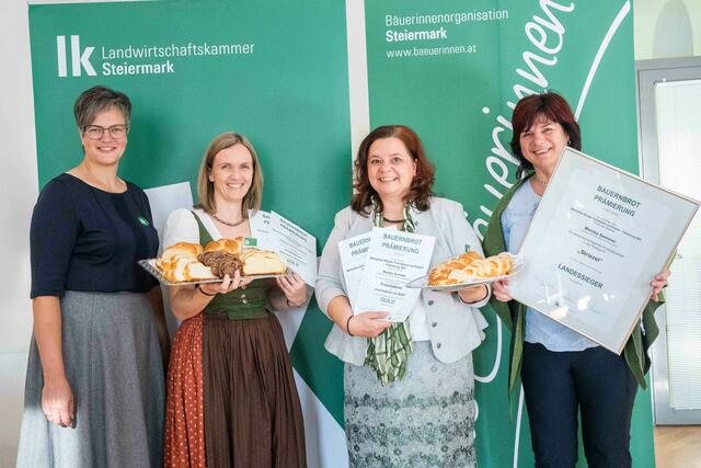 Landesbäuerin Viktoria Brandner, Andrea Nöhrer, Landessiegerin Monika Sommer und Verkostungschefin Eva-Maria Lipp (v.l.). | Foto: LWK Steiermark
