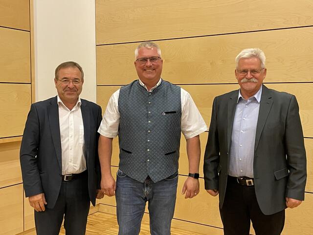 Bezirkshauptmann Rudolf Greiner, Bürgermeister Markus Wimmer und Vizebürgermeister Werner Moser (v. l.). | Foto: Gemeinde Suben