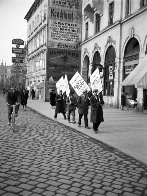 Das Tragen von Werbetafeln brachte zumindest etwas Geld. | Foto: Archiv der Stadt Linz
