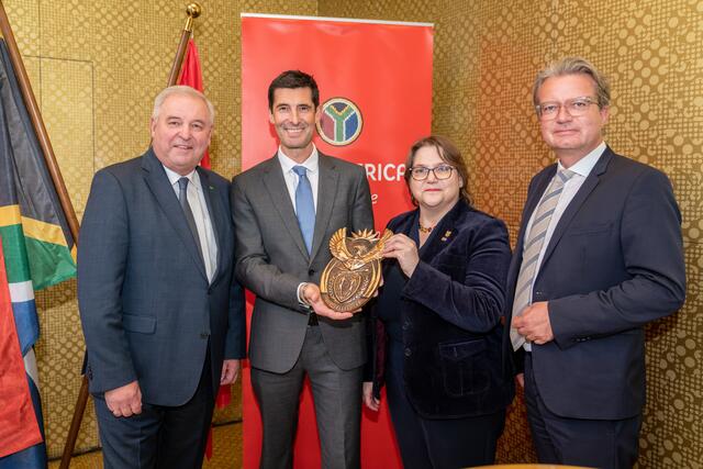 Es gibt wieder einen Honorarkonsul für Südafrika in Graz: Der neue Honorarkonsul Heimo Clar (2.v.l.) mit Landeshauptmann Hermann Schützenhöfer, Moné Dye und Landesrat Christopher Drexler.

 | Foto: Land Steiermark/Streibl
