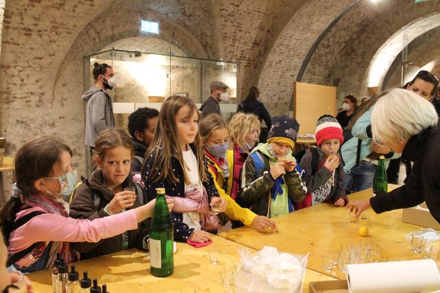 Verkostung des ersten Apfelsaftes - mit Bitterorange | Foto: Jennifer Flechl