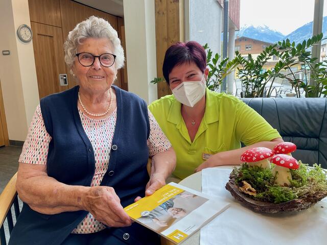 Frieda Innerhofer aus Uttendorf wohnt seit gut einem Jahr im Haus der Senioren in Uttendorf; am Foto mit Rosi Astl (Bereichsleitung Pflege) aus Bramberg. | Foto: Johanna Grießer