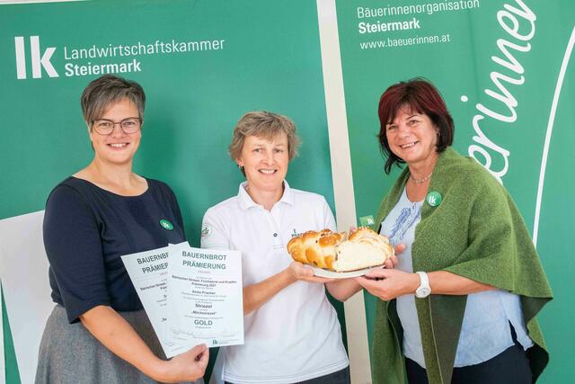 Anita Pracher (Mitte) mit ihren Gratulantinnen Landesbäuerin Viktoria Brandner (l.) und Verkostungschefin Eva Lipp (r.)