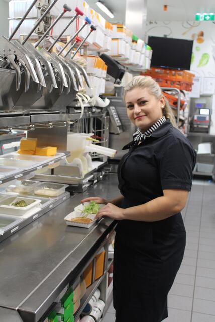 Trainingsmanagerin Sabrina Cakmak beim Zusammenstellen eines Burgers im Franchisebetrieb in Loosdorf.