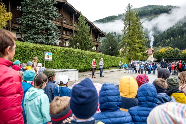 Die Elternhaltestelle am Ederplatz wurde im Beisein, mit Kindern der Volksschule und Skimittelschule Bad Gastein, Lehrerinnen und der Direktorin Birgit Jankela (VS) sowie mit Bürgermeister Gerhard Steinbauer liebevoll eröffnet. | Foto: Ronny Katsch