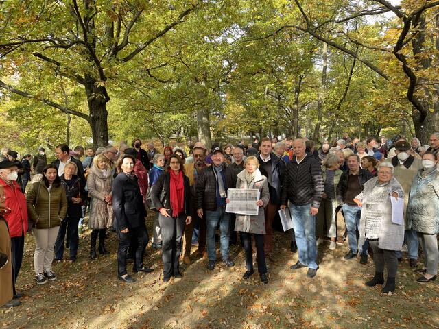 300 Anrainer versammelten sich mit Bezirksvorsteherin Silke Kobald (Mitte), um ein Zeichen gegen das Projekt zu setzen. | Foto: Berger