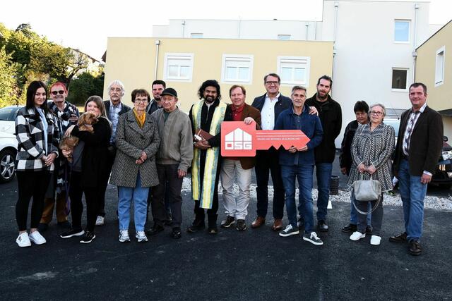 Obmann Dr. Alfred Kollar von der Oberwarter Siedlungsgenossenschaft, Parrer Angelo Rajaseelan, Bürgermeister Matthias Weghofer, Vizebürgermeister Josef Habeler und die Gemeindevorstände Christoph Ramhofer und Martin Müller mit den neuen Wohnungseigentümern des Generationenhauses in Wiesen. | Foto: Wiesen