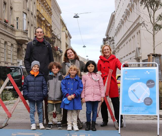 Ein Vater von zwei Volksschülern hat sich freiwillig gemeldet, die Sperre jeden Tag auf- und abzubauen.  | Foto: BV4