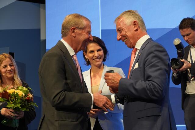 Das Goldene Ehrenzeichen der ÖVP Salzburg wurde Helmut Mödlhammer überreicht. | Foto: Julia Hettegger