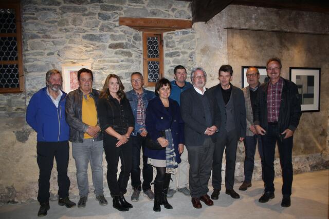 Die ausstellenden Künstler mit Walter Stefan (Obmann Museumsverein Fließ, rechts), Benno Erhard (ehemaliger Leiter Kulturabteilung, 2. von rechts) und Josef Walch (Obmann-Stv. Museumsverein Fließ, 3. von rechts).  | Foto: Elisabeth Zangerl 