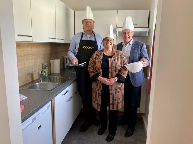 Von links: Rotary Präsident Johannes Reitzinger, Christine Baumgartner, Frauennetzwerk Linz-Land, und Bruno Weinberger vom RC-Enns: Gemeinsam für Frauen und Kinder in Not Fotonachweis. | Foto: Marieluise Metlagel