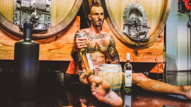 Sexy Junker: Markus Kainrath posiert im Jungbauernkalender 2021 für den Monat November. | Foto: Chris Wiener