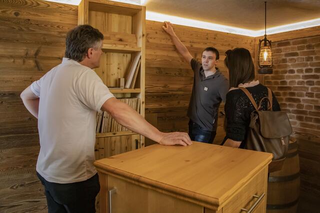 Nicht nur Holz, auch Beleuchtungslösungen sind im Schauraum ausgestellt. | Foto: KK