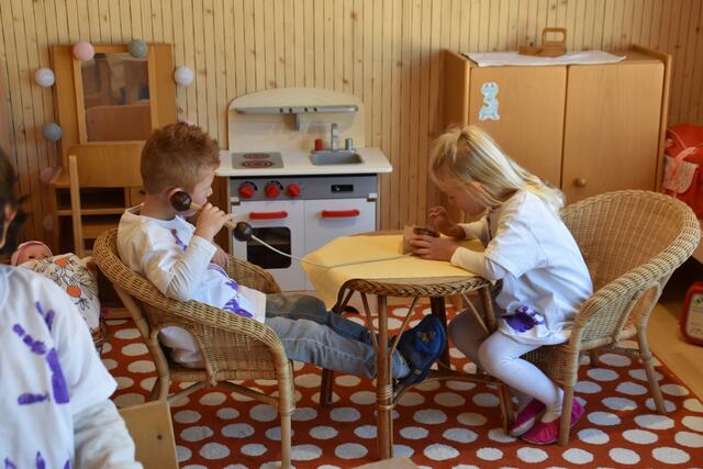 Eine "Wohlfühloase" wurde für die Kinder im KG Markt geschaffen. Kinder, Betreuerinnen, Vertreter von Planer und Baufirmen sowie Gemeindemitarbeiter feierten mit ihren Gästen die Eröffnung des modernsten Kindergartens in der Marktgemeinde und erhielten Einblicke in den Kindergarten- und Kinderkrippen-Alltag.