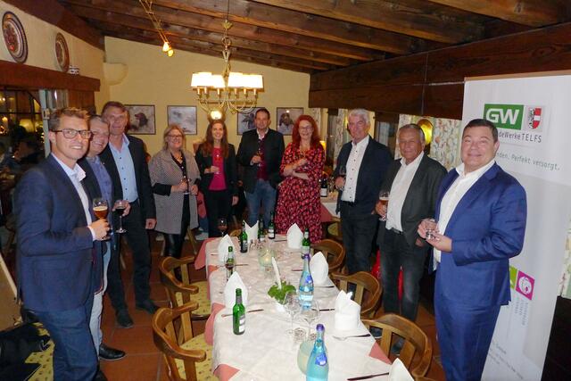 Eigentümervertreter und Aufsichtsräte der GemeindeWerke Telfs mit Bgm. Christian Härting (l.), Geschäftsführer Dirk Jäger (3.v.l.), Aufsichtsratschef Harald Scheider (2.v.r.) und seinem Vorgänger Hans Unterdorfer (r.). | Foto: GWTelfs