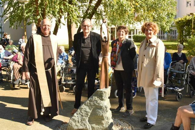Bei der Segnung der Statue: Stadtpfarrer Raphael Rindler, Bildhauer Richard Richter, Sylvana Richter,  Heimleiterin Elisabeth Muhr. | Foto: Julius Potzmann