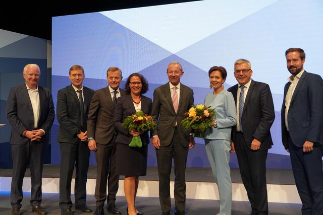 Wahlergebnis:
Landesobmann: Landeshauptmann Wilfried Haslauer, wiedergewählt mit 99,7 (eine ungültige Stimme)
Landesobmann-Stellvertreterin: Landtagspräsidentin Brigitta Pallauf, wiedergewählt mit 98,16 Prozent.
Landesobmann-Stellvertreterin: Landesrätin Daniela Gutschi, wiedergewählt mit 99,31 Prozent.
Landesobmann-Stellvertreter: Landesrat Josef Schwaiger, wiedergewählt mit 98,6
Landesobmann-Stellvertreter: Landesrat Stefan Schnöll, wiedergewählt mit, 97,93 Prozent.
Finanzreferent: Landtagsabgeordneter Hans Scharfetter, wiedergewählt mit 99,77 Prozent. 
Finanzprüfer: Walter Antosch, wiedergewählt mit: 99,74 Prozent.
Finanzprüfer: Florian Kreibich, wiedergewählt mit 99,54 Prozent. | Foto: Julia Hettegger