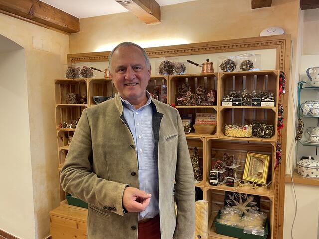 Hans Köhl ist Geschäftsführer vom Heimatwerk Salzburg und leitet das "Salzburger Adventsingen".  | Foto: Lisa Gold