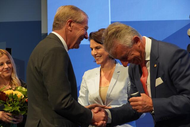 Das Goldene Ehrenzeichen der ÖVP Salzburg wurde Helmut Mödlhammer überreicht. | Foto: Julia Hettegger