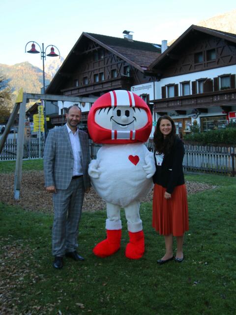 Bgm. Daniel Stern mit Helmi und Kindergartenleiterin Christina Ullrich | Foto: KiGa Mieders