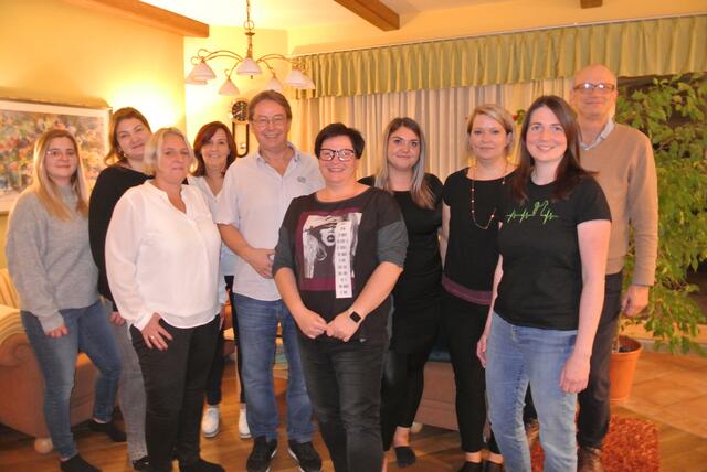 Gesellige Runde mit Chef (v.l.n.r.): Saskia Posch, Silke Schmiedl, Berni Prets, Silvia Mandl, „Chef“ Werner Zechmeister, Michi Fraunschiel, Jenny Hartmann, Ulli Pinter, Verena Brazda und Rainer Horvath  | Foto: BH MA