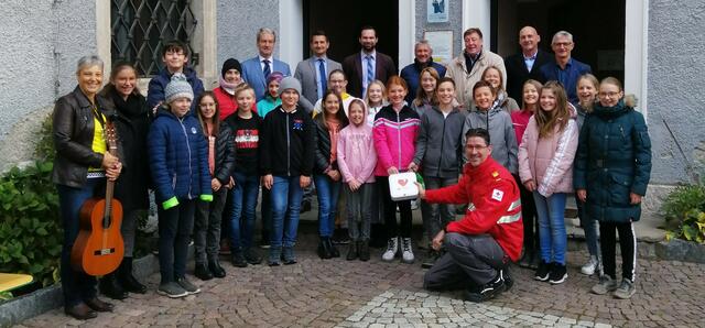 Die Vertreter der Stadtgemeinde Gmünd, der Banken, der Musikmittelschule Gmünd und des Roten Kreuzes, bei der offiziellen Übergabe des Defibrillators. | Foto: MMS Gmünd