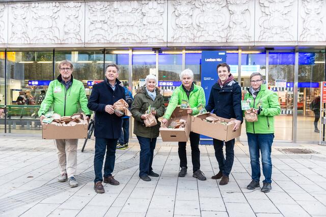 Im Zuge einer Frühstückssackerl-Verteilaktion machten die Grünen rund um Verkehrssprecher LAbg. Lambert Schönleitner (2.v.l.) und Leoben-Gemeindegruppensprecher Jakob Becvar (2.v.r.) heute, Freitag 22. Oktober, auf das Klimaticket aufmerksam.  | Foto: podesser.net