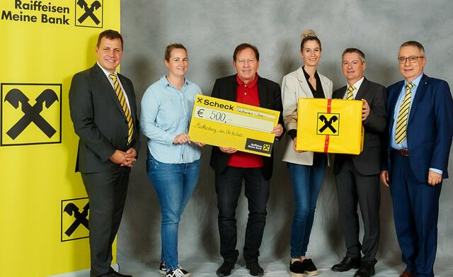 Bei der Übergabe des Spendenschecks (v.l.n.r.): Josef Koller, Anja Werfring, Bürgermeister Matthias Weghofer, Amtsleiterin Verena Klauninger, Günter Pinter und Adalbert Renner | Foto: Marktgemeinde Wiesen