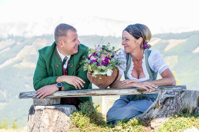 Das frisch getraute Ehepaar: Gabi und Marco Großschädl teilen die Leidenschaft für die Berge. | Foto: Klaus Pressberger