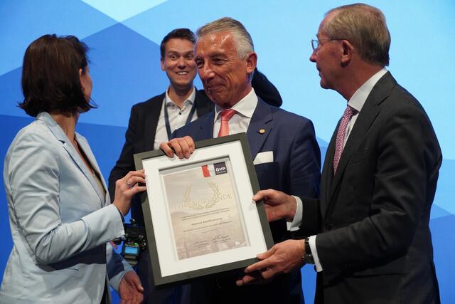 Das Goldene Ehrenzeichen der ÖVP Salzburg wurde Helmut Mödlhammer überreicht. | Foto: Julia Hettegger