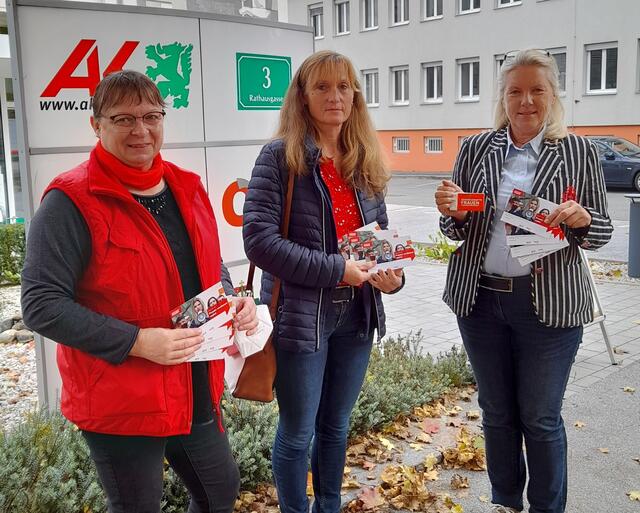 EPD-Verteilaktionen in Deutschlandsberg v.l.  ÖGB-Regionalfrauenvorsitzende Sigrid Riegler, ÖG-RV-Stv. Helga Dengg, sowie AK-Außenstellenleiterin Mag. Renate Wilhelm 