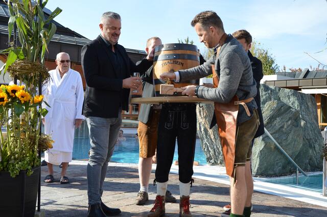Prost: Thermen-Chef Philip Borckenstein-Quirini ließ das frische Thalheim Bier aus dem Fass springen. | Foto: Thermenresort Loipersdorf