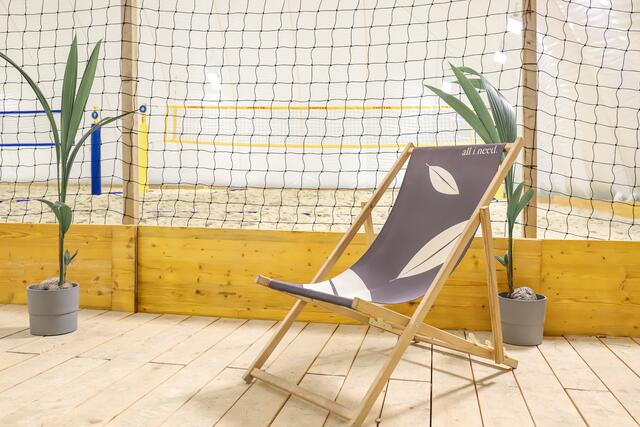 Für die richtige Atmosphäre in der Beachhalle Spielmanngasse sorgt neben Sand auch eine Lounge mit Liegestühlen, Yoga-Matten und einer Musikanlage.