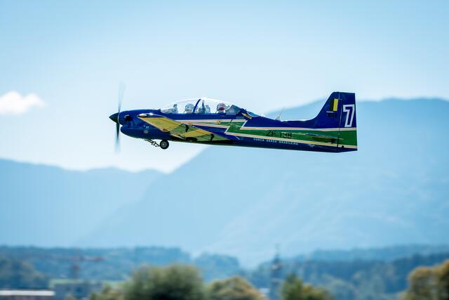 Ein Überflug über den Flugplatz in Waidmannsdorf.  | Foto: Bernhard Knaus