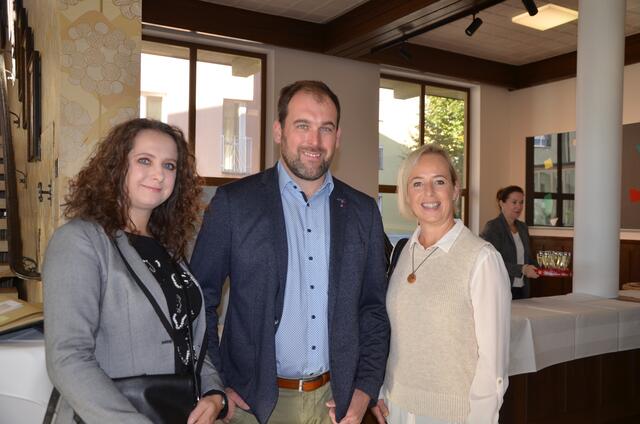 Gemeinderat Leonhard Krammer, eingerahmt von Gattin Nicole und Bürgermeistergattin Dagmar Schäfauer (re.)